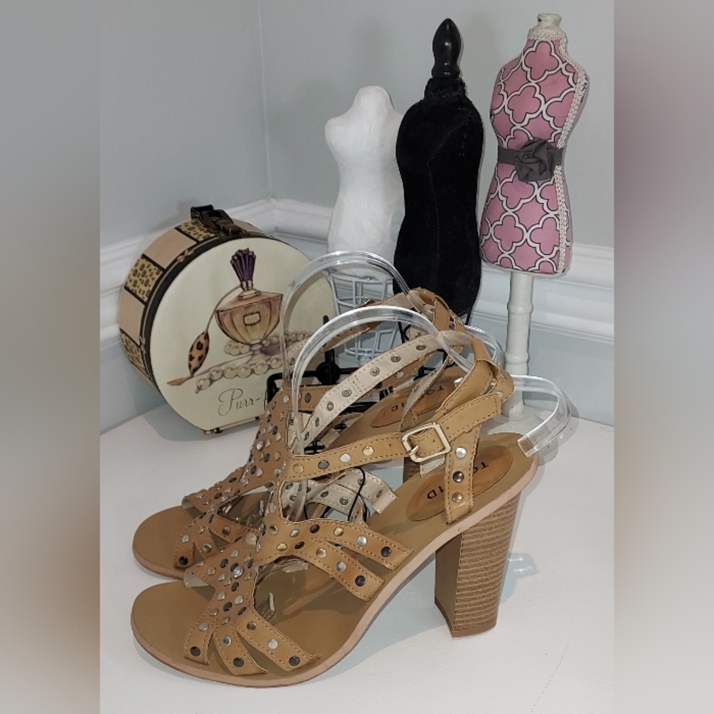 NWOB Torrid Camel Heeled Sandals with Metal Embellishments with flaws - Picture 2 of 8